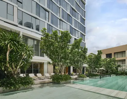 Scope Langsuan ultraluxury Bangkok condo - swimming pool