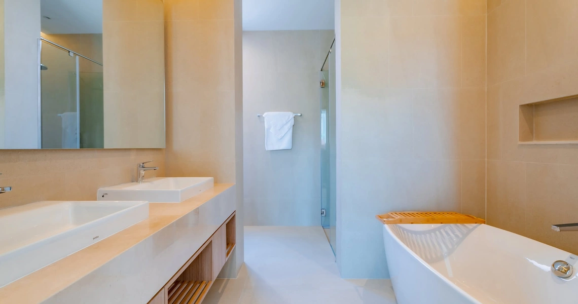 Liva Villa - bathroom with tub