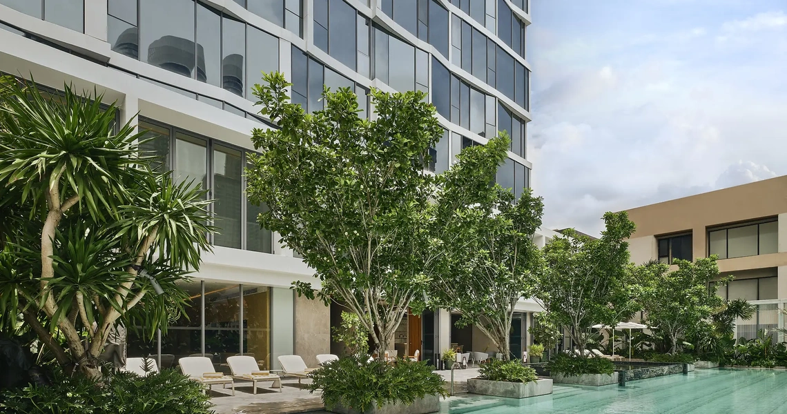 Scope Langsuan ultraluxury Bangkok condo - swimming pool