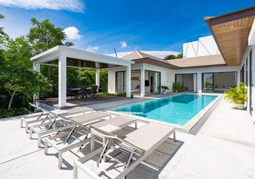 Hideway Villa Samui - sunbeds overlooking the pool
