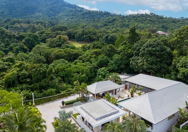 Villa Riverside exterior forest view