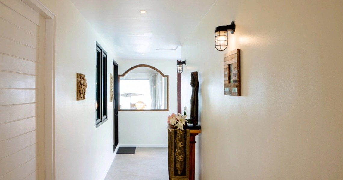 Indu Sunset hallway