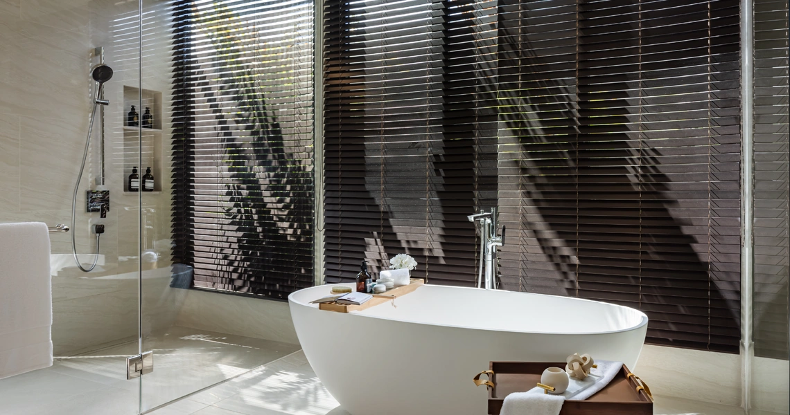 Naturale Cherngtalay - bathroom with tub