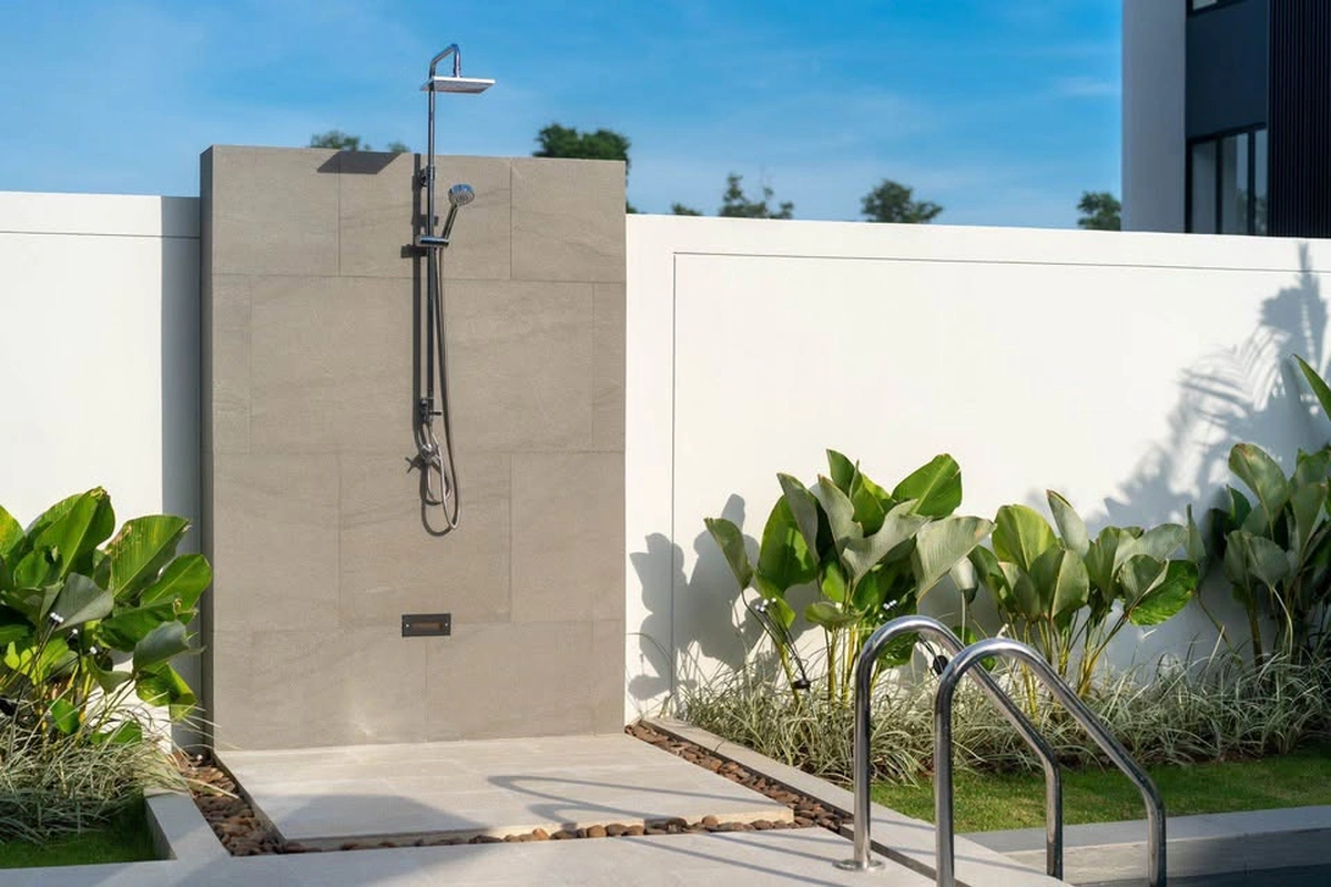 Laguna Villa 4 Bedroom - pool shower