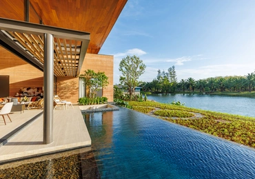 SERRANA Lakefront- pool