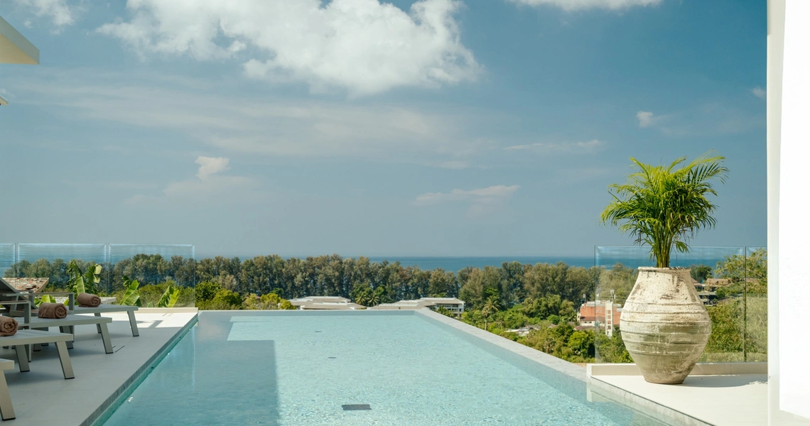 Vista del Mar Phuket - swimming pool overlooking the beach