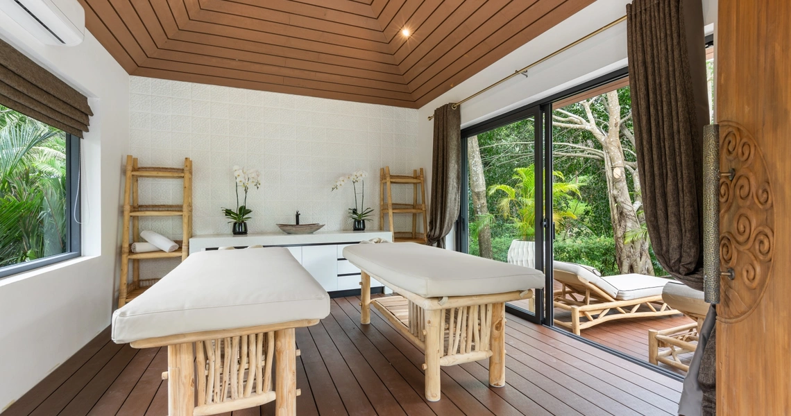 Villa Riverside spa with bed