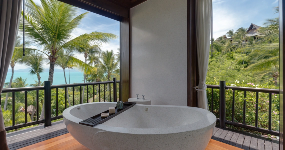 The Estates  - Bath tub