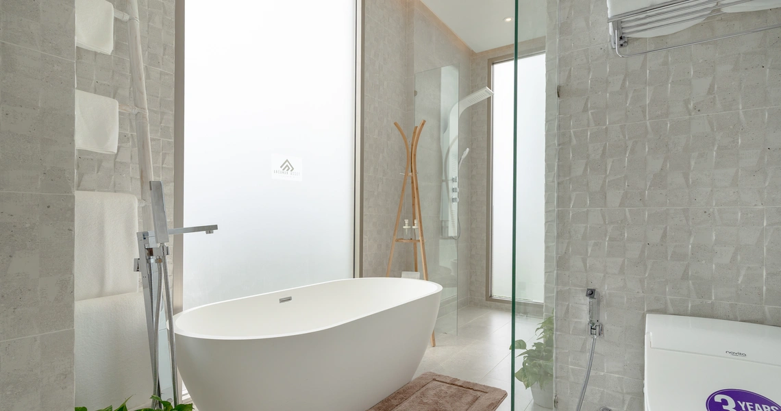 Luxury villas on Phuket The Residence  Master bathroom