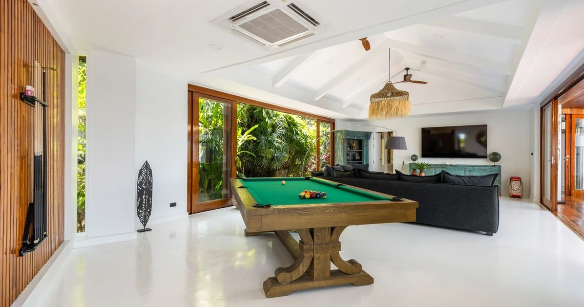 Authentik Villa game room with snooker