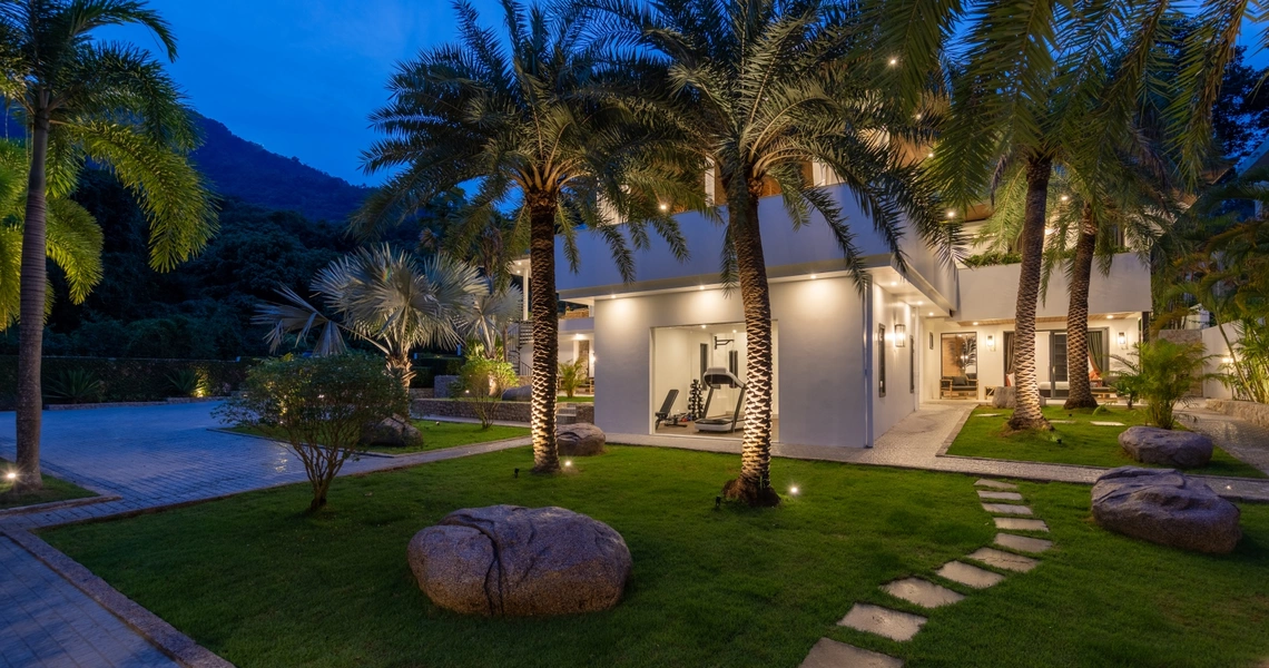Villa Riverside garden night