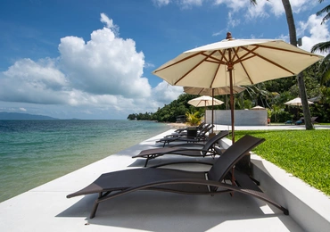 None Samui Beachfront Villa Chi - beach sun deck