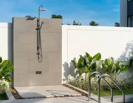 Laguna Villa 4 Bedroom - pool shower