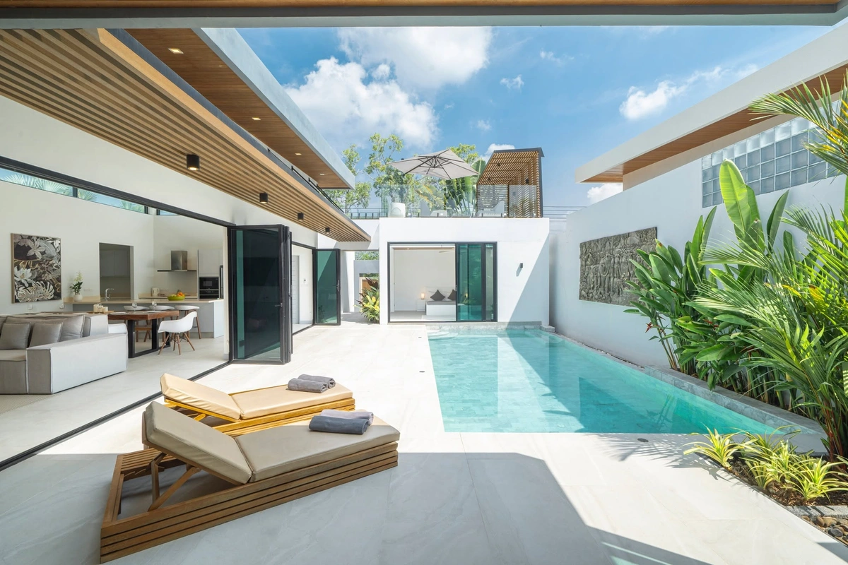 Layan Lucky Villa - pool deck