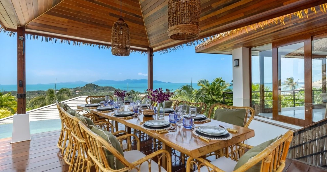 Authentik Villa diningt outdoor